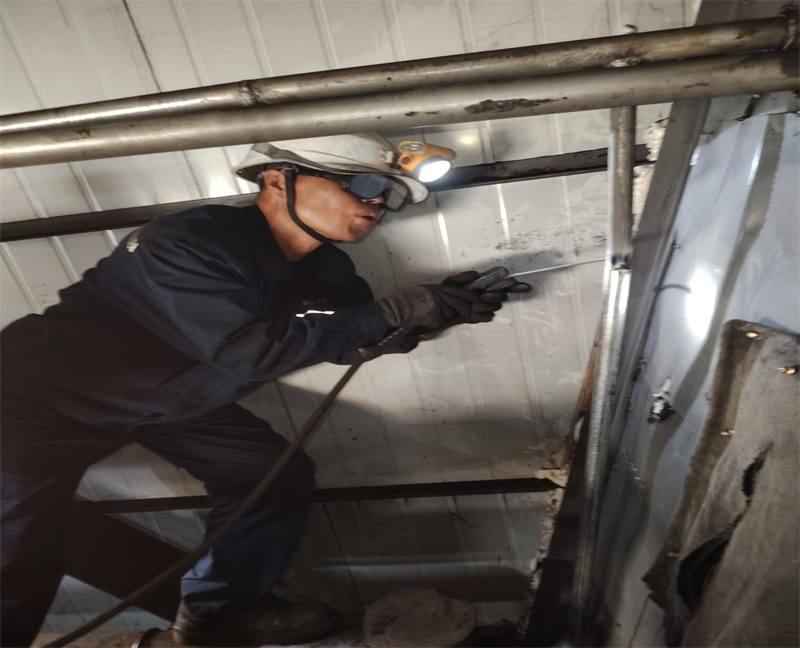 機修工包海青在篩分車間改造暖氣支線.png